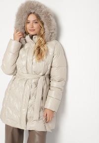 Born2be - Ciemnobeżowa Pikowana Kurtka z Kapturem z Futrem i Wiązanym Paskiem Zenilka. Okazja: na co dzień. Typ kołnierza: kaptur. Kolekcja: plus size. Kolor: beżowy. Materiał: futro. Styl: casual, elegancki
