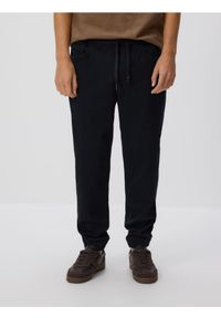 Reserved - Jeansy jogger fit - czarny. Kolor: czarny