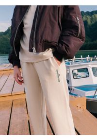 outhorn - Szerokie spodnie dresowe damskie - kremowe. Kolor: kremowy. Materiał: dresówka. Wzór: haft #2