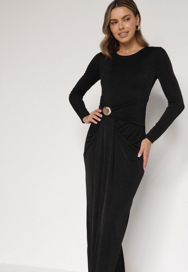 Born2be - Czarna Taliowana Sukienka o Eleganckim Kroju z Marszczeniem i Aplikacją Sewedina. Okazja: na imprezę. Kolor: czarny. Materiał: futro. Długość rękawa: długi rękaw. Wzór: aplikacja. Typ sukienki: dopasowane. Styl: elegancki