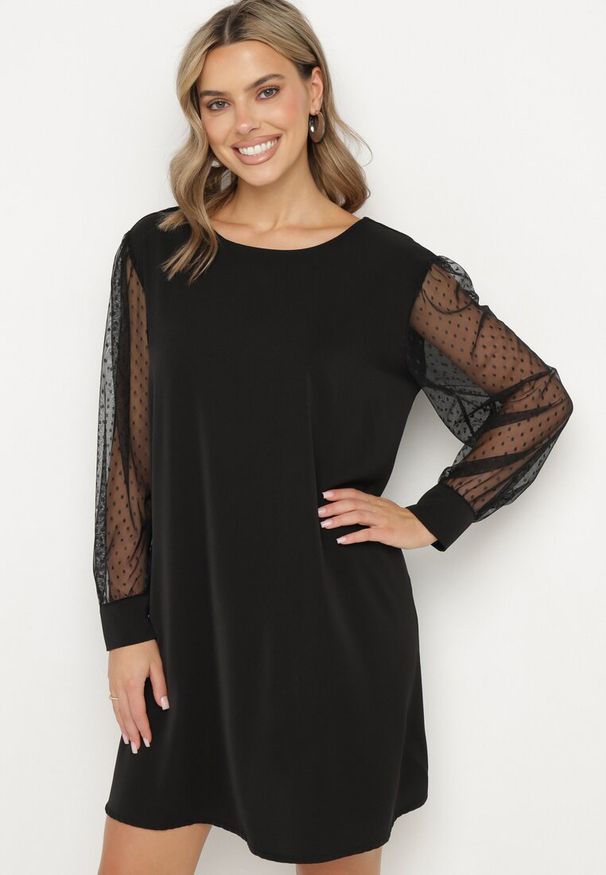 Born2be - Czarna Trapezowa Sukienka z Transparentnymi Rękawami i Wycięciem na Plecach Sannara. Okazja: na co dzień. Kolor: czarny. Materiał: jeans. Typ sukienki: trapezowe. Styl: klasyczny, casual, elegancki