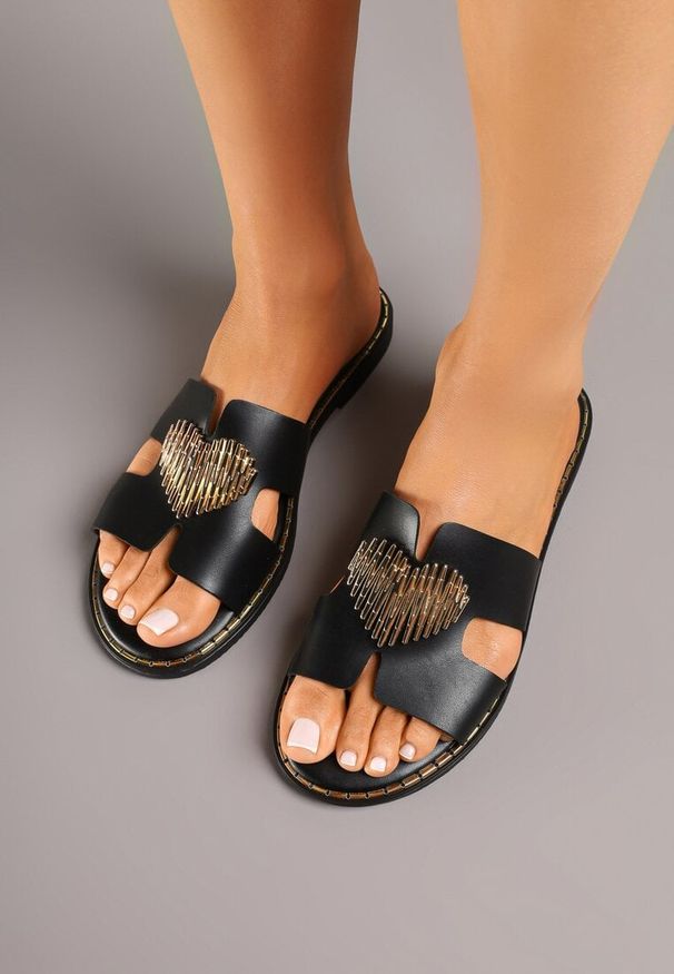 Renee - Czarne Klapki Ozdobione Motywem Serca i Wycięciami Nevolinne. Okazja: na co dzień. Kolor: czarny. Wzór: aplikacja. Sezon: lato. Styl: casual