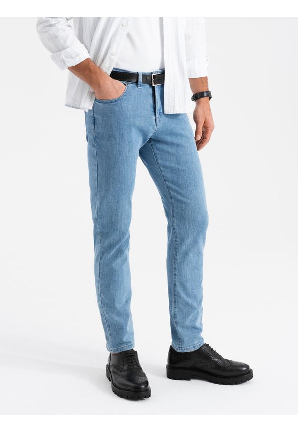 Ombre Clothing - Klasyczne męskie spodnie jeansy SLIM FIT z elastanem – jasnoniebieskie V2. Kolor: niebieski. Materiał: jeans, elastan. Wzór: gładki, jednolity. Styl: klasyczny