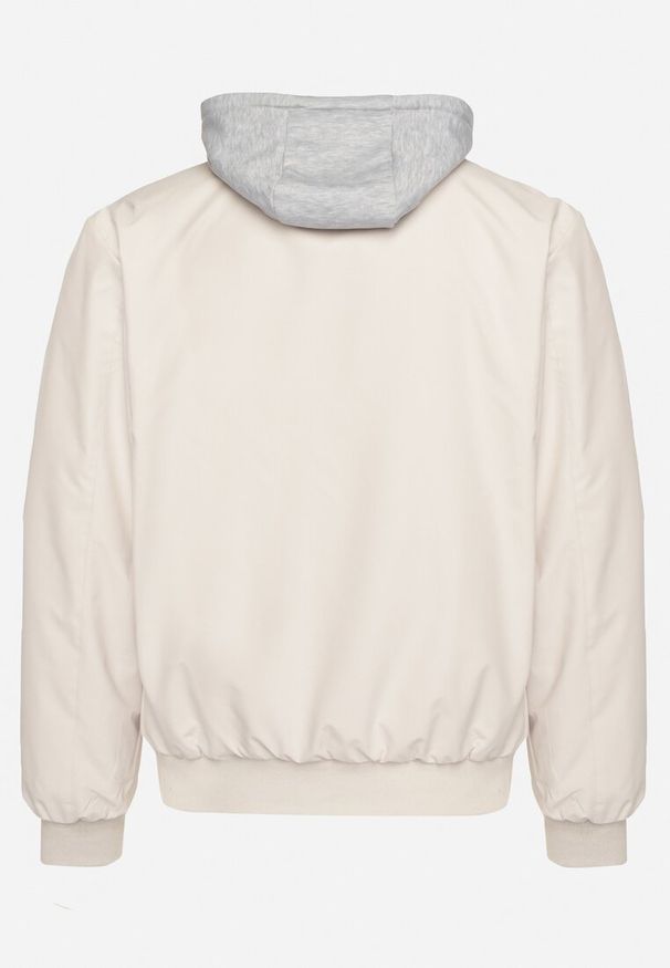 Born2be - Jasnobeżowa Kurtka Bomberka Zapinana na Napy Wykończona Ściągaczem Nevelisea. Okazja: na co dzień. Kolor: beżowy. Materiał: jeans. Styl: sportowy, casual, elegancki