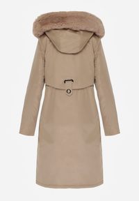 Born2be - Beżowa Kurtka za Kolano ze Ściągaczem i Kapturem z Futerkiem Adoresa. Okazja: na co dzień. Kolor: beżowy. Materiał: futro. Styl: casual #3