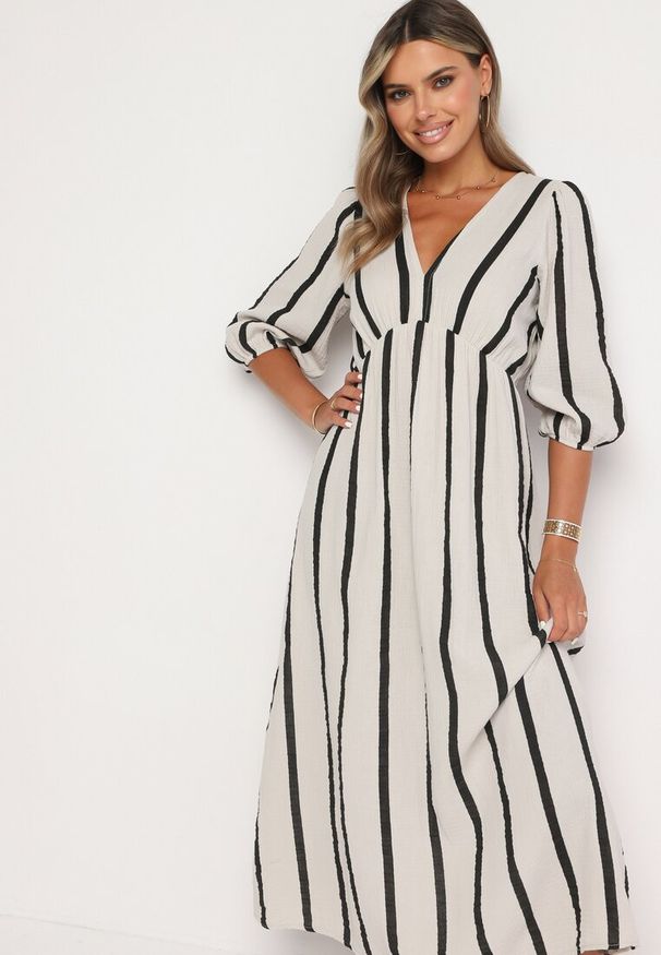 Born2be - Biało-Czarna Taliowana Sukienka z Bawełny z Motywem Pasków Rivettes. Okazja: na co dzień, do pracy. Typ kołnierza: dekolt w kształcie V. Kolor: biały. Materiał: bawełna. Wzór: aplikacja. Typ sukienki: proste. Styl: klasyczny, casual, elegancki