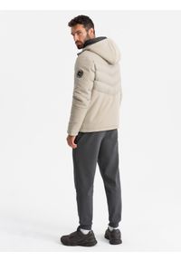 Ombre Clothing - Kurtka męska pikowana z łączonych materiałów z wysokim kołnierzem – beżowa V4 - Rozmiar: XL. Okazja: na co dzień. Kolor: beżowy. Materiał: materiał. Wzór: aplikacja. Styl: sportowy, casual #5