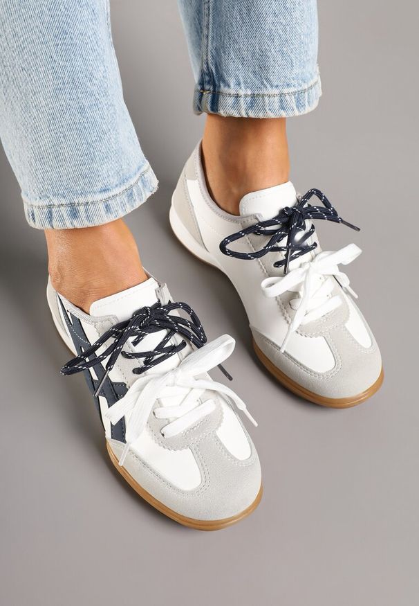 Renee - Białe Sneakersy Ozdobione Geometrycznym Wzorem i Podwójnym Sznurowaniem Hirozi. Okazja: na co dzień. Zapięcie: sznurówki. Kolor: biały. Materiał: jeans. Wzór: aplikacja, geometria