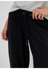 bonprix - Spodnie dresowe z elastyczną gumką w talii. Kolor: czarny. Materiał: poliester, materiał, dresówka. Styl: sportowy #3