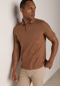 Born2be - Brązowa Gładka Koszulka Polo o Klasycznym Kroju Sinopea. Okazja: na co dzień, do pracy, na spotkanie biznesowe. Typ kołnierza: polo. Kolor: brązowy. Materiał: jeans. Wzór: gładki. Styl: klasyczny #4
