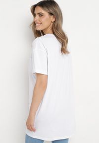 Born2be - Biały Bawełniany T-shirt o Klasycznym Fasonie z Kieszonką Asettia. Okazja: na co dzień, na spacer. Kolor: biały. Materiał: bawełna. Wzór: aplikacja. Styl: klasyczny #3