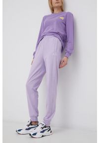 Vero Moda Spodnie damskie kolor fioletowy z nadrukiem. Stan: podwyższony. Kolor: fioletowy. Wzór: nadruk