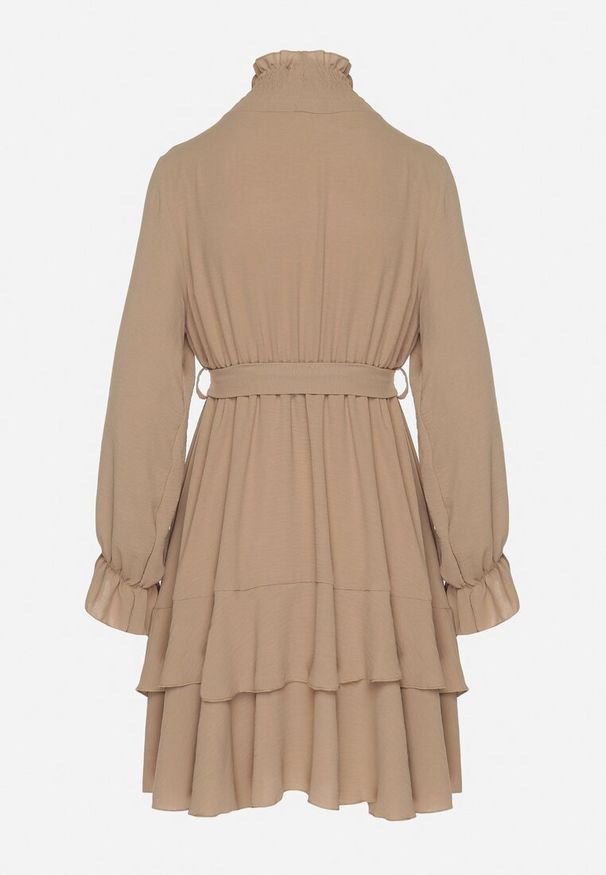 Born2be - Ciemnobeżowa Sukienka z Falbanami i Marszczonym Golfem z Dodatkowym Wiązanym Paskiem Savelina. Okazja: na imprezę. Typ kołnierza: golf. Kolor: beżowy. Typ sukienki: rozkloszowane. Styl: elegancki, klasyczny