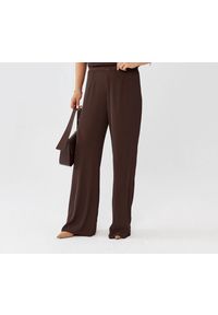 Moda Size Plus Iwanek - Eleganckie czekoladowe spodnie Rosa z poszerzoną nogawką PLUS SIZE XXL OVERSIZE JESIEŃ. Okazja: na co dzień. Stan: podwyższony. Kolekcja: plus size. Kolor: brązowy. Materiał: elastan, tkanina, poliester, materiał. Długość: krótkie. Sezon: jesień. Styl: elegancki
