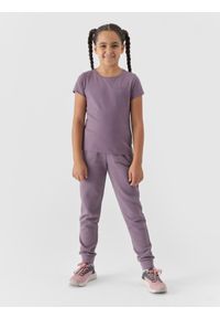 4F JUNIOR - Spodnie dresowe joggery dziewczęce - fioletowe. Okazja: na co dzień. Kolor: fioletowy. Materiał: dresówka. Wzór: ze splotem, gładki. Styl: młodzieżowy, casual, sportowy