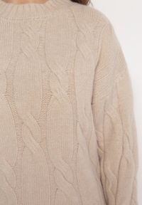 Born2be - Beżowy Sweter w Warkoczykowy Splot Biggesa. Kolor: beżowy. Długość rękawa: długi rękaw. Długość: długie. Wzór: ze splotem. Styl: klasyczny #3