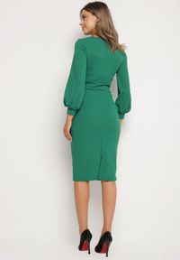 Born2be - Zielona Ołówkowa Sukienka z Kopertowym Dekoltem i Bufiastymi Rękawami Ertellia. Okazja: na ślub cywilny, na wesele, na randkę. Typ kołnierza: dekolt kopertowy. Kolor: zielony. Typ sukienki: ołówkowe, kopertowe. Styl: klasyczny #2