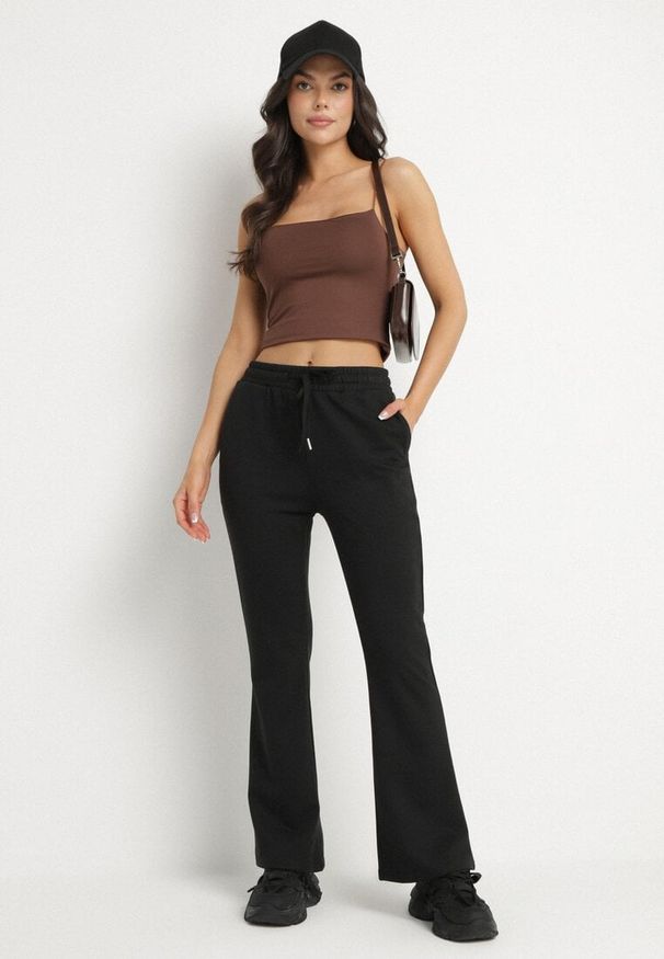 Born2be - Czarne Spodnie Dresowe o Kroju Dzwonów z Gumką w Talii Efravella. Okazja: na co dzień. Kolor: czarny. Materiał: dresówka. Styl: elegancki, casual