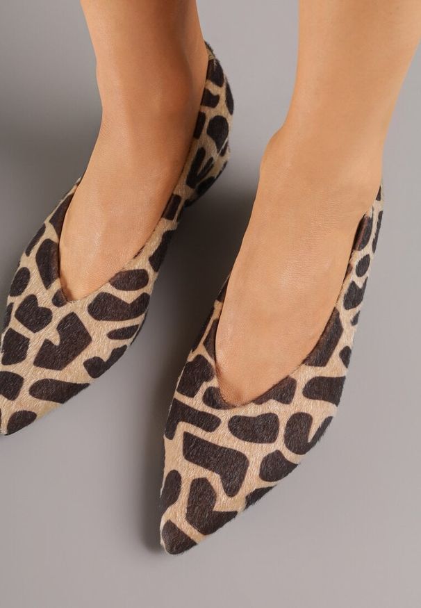 Renee - Brązowe Panterkowe Czółenka na Słupku Vices ze Skórzaną Wkładką Alinire. Kolor: brązowy. Materiał: skóra. Obcas: na słupku. Styl: elegancki