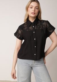 Born2be - Czarna Koszula z Wiskozy na Krótki Rękaw z Ażurowymi Wstawkami Kakara. Okazja: na co dzień, do pracy, na spotkanie biznesowe. Kolor: czarny. Materiał: wiskoza. Długość rękawa: krótki rękaw. Długość: krótkie. Wzór: ażurowy. Styl: klasyczny, casual, biznesowy, elegancki #1