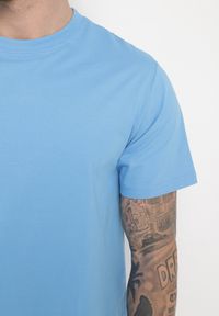 Born2be - Jasnoniebieska Casual Koszulka T-shirt z Bawełny Ikesse. Okazja: na co dzień. Kolor: niebieski. Materiał: bawełna. Styl: casual