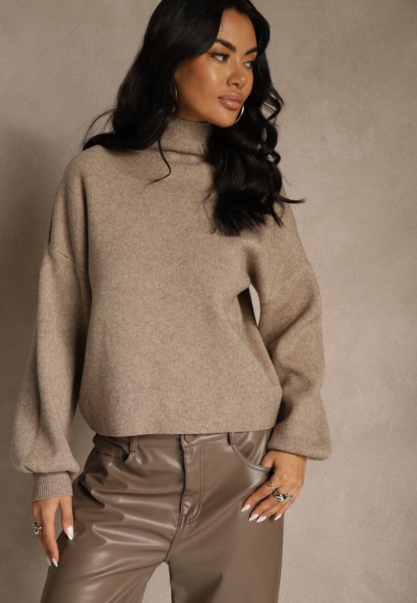 Renee - Beżowy Golf Ozdobiony Ściągaczami Wedena. Okazja: na co dzień. Typ kołnierza: golf. Kolor: beżowy. Materiał: skóra, jeans. Wzór: aplikacja. Styl: casual