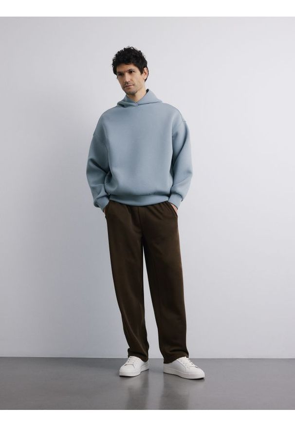 Reserved - Spodnie loose fit - brązowy. Kolor: brązowy. Materiał: dzianina, wiskoza