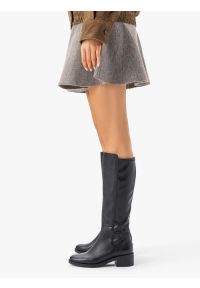 Ryłko - Czarne wyższe kozaki ze skóry licowej. Nosek buta: okrągły. Zapięcie: zamek. Kolor: czarny. Materiał: skóra. Szerokość cholewki: normalna. Obcas: na obcasie. Styl: street, klasyczny, elegancki. Wysokość obcasa: średni #1