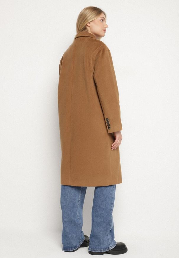 Born2be - Brązowy Płaszcz o Dwurzędowym Kroju z Kieszeniami Sileti. Okazja: na co dzień, na spacer. Kolor: brązowy. Materiał: jeans. Styl: casual, elegancki