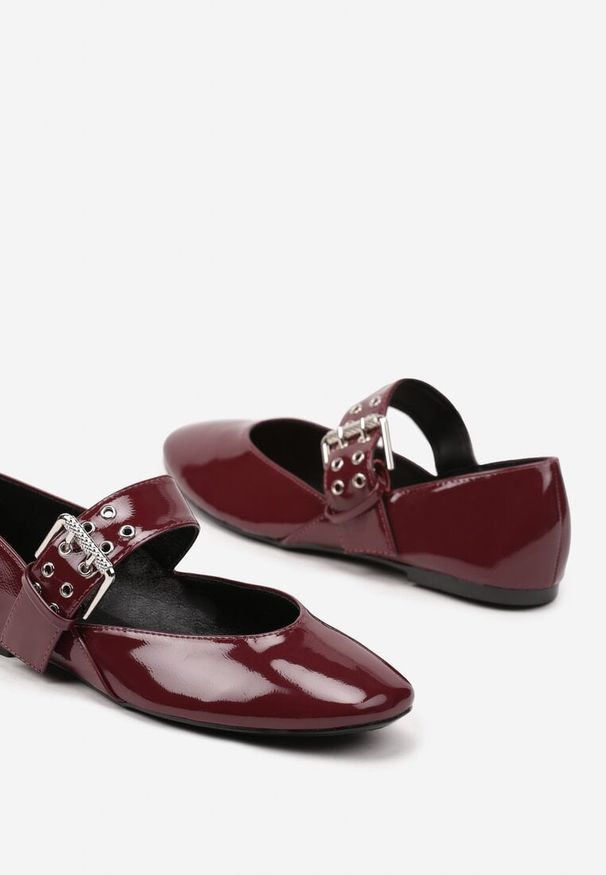 Renee - Bordowe Lakierowane Balerinki z Paskiem Zapinanym na Dużą Klamrę Tastia. Zapięcie: klamry. Kolor: czerwony. Materiał: lakier. Styl: rockowy