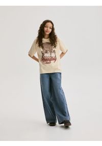 Reserved - T-shirt z nadrukiem i haftem - kremowy. Kolor: kremowy. Materiał: bawełna. Wzór: nadruk, haft #1