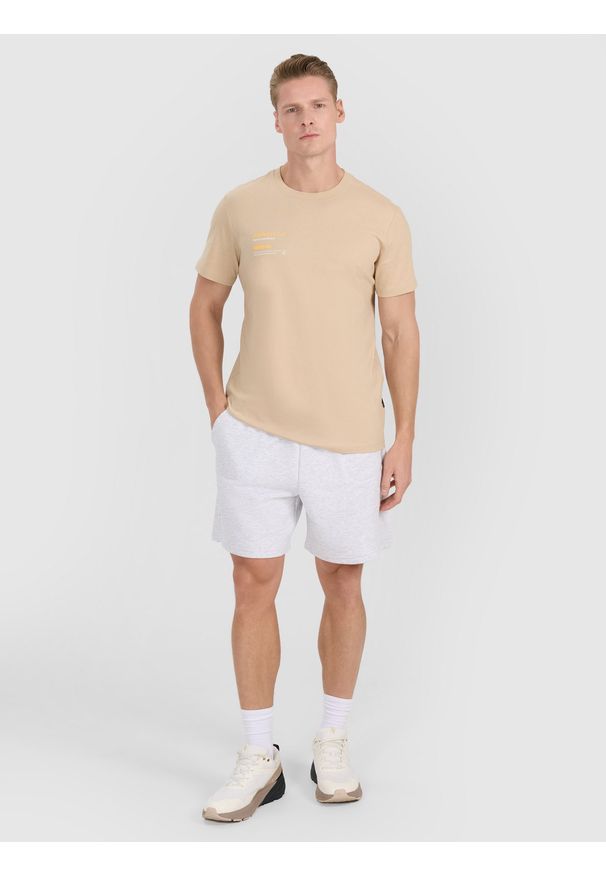 4f - 4F T-shirt regular z nadrukiem męski - brązowy S. Okazja: na co dzień. Kolor: brązowy. Materiał: jersey, bawełna, materiał. Długość rękawa: krótki rękaw. Długość: krótkie. Wzór: nadruk. Styl: sportowy, klasyczny, casual
