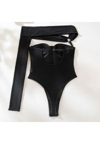 Intica - Body asymetryczne z jednym rękawem na przyjęcia i na co dzień Carmela. Kolor: czarny. Materiał: materiał #5