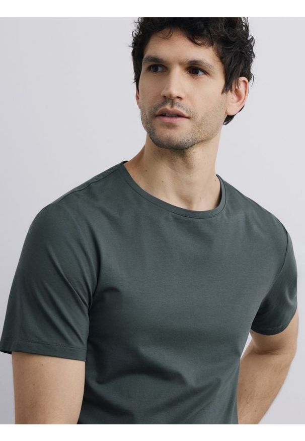 Reserved - T-shirt regular z merceryzowaną bawełną - zielony. Kolor: zielony. Materiał: bawełna