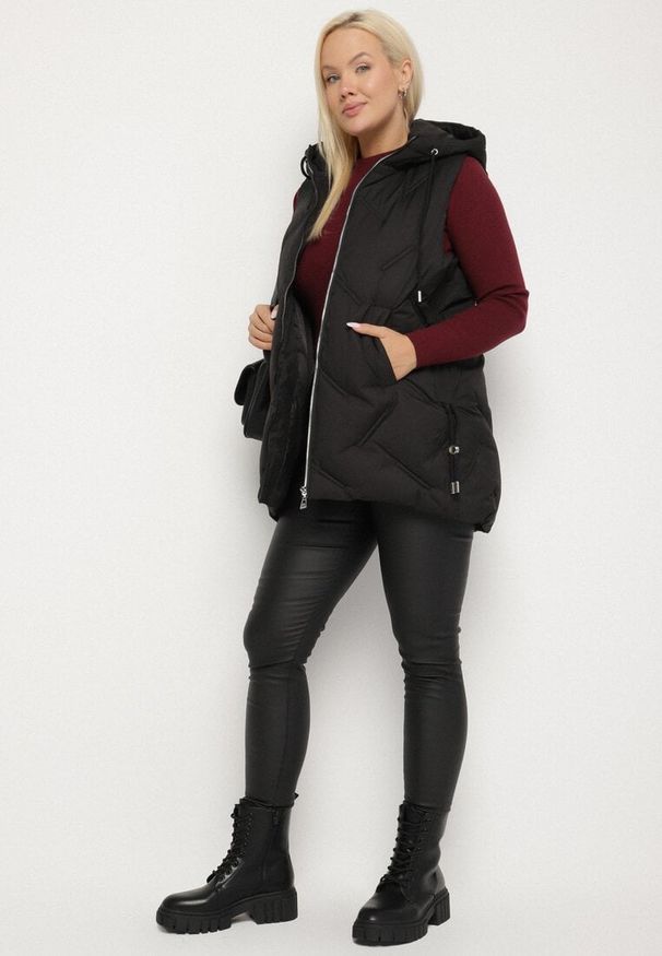 Born2be - Czarna Przejściowa Kamizelka z Pikowanymi Przeszyciami i Kapturem Fesolira. Okazja: na co dzień. Kolekcja: plus size. Kolor: czarny. Materiał: jeans. Styl: casual, sportowy