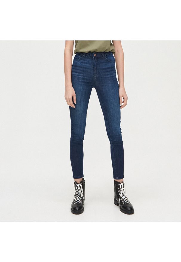 Cropp - Jeansy high waist - Granatowy. Stan: podwyższony. Kolor: niebieski. Materiał: jeans