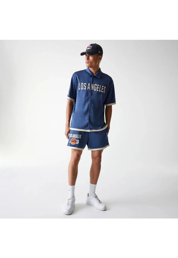 New Era - Krótkie Los Angeles Lakers. Kolor: wielokolorowy, niebieski, biały. Długość: krótkie. Sezon: lato