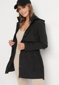 Born2be - Czarna Kurtka Parka z Kapturem Odpinanym w Stylu Utility Janiora. Okazja: na co dzień. Typ kołnierza: kaptur. Kolor: czarny. Długość rękawa: długi rękaw. Długość: długie. Styl: klasyczny, casual #1