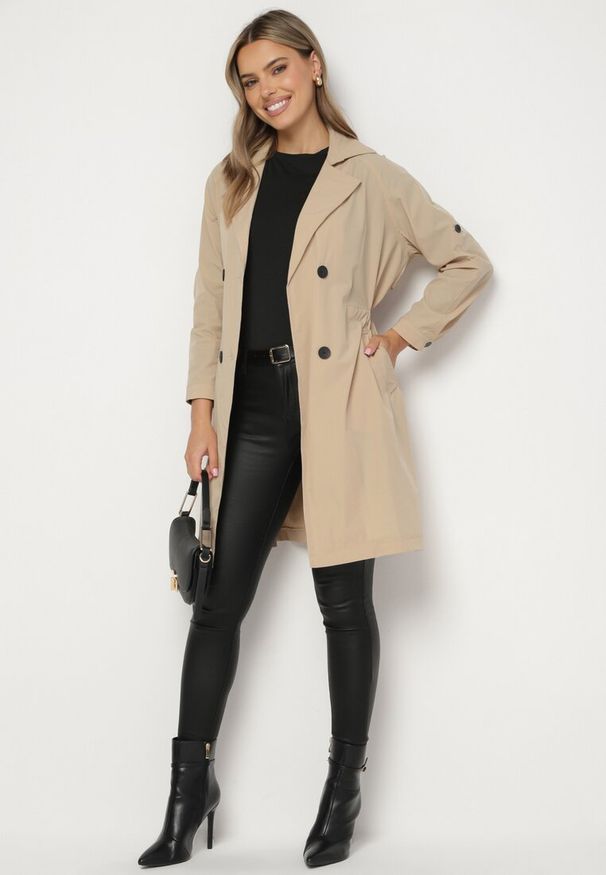 Born2be - Beżowy Dwurzędowy Płaszcz z Bawełną i Regulowanymi Rękawami Ściągany z Tyłu Paskiem Mevalina. Okazja: do pracy. Kolor: beżowy. Materiał: bawełna. Styl: klasyczny, elegancki