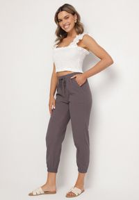 Born2be - Brązowe Bawełniane Spodnie Joggery z Wysokim Stanem Ozdobione Wiązaniem Nilvania. Okazja: na spacer. Stan: podwyższony. Kolor: brązowy. Materiał: bawełna. Wzór: aplikacja