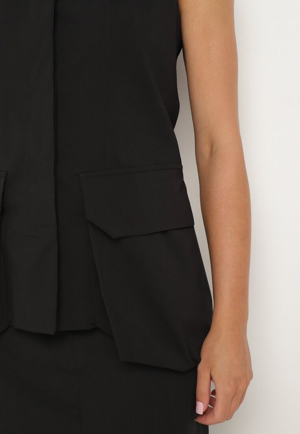 Born2be - Czarna Elegancka Kamizelka z Bawełną Zapinana na Guzik z Wsuwanymi Kieszeniami Tiamaella. Kolor: czarny. Materiał: bawełna. Sezon: wiosna, lato. Styl: elegancki