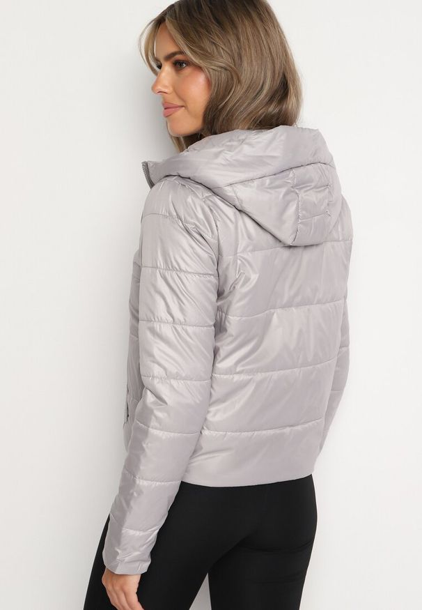 Born2be - Jasnoszara Pikowana Kurtka z Kapturem Terishia. Okazja: na co dzień. Typ kołnierza: kaptur. Kolor: szary. Materiał: jeans. Długość rękawa: długi rękaw. Długość: długie. Sezon: wiosna. Styl: casual, elegancki