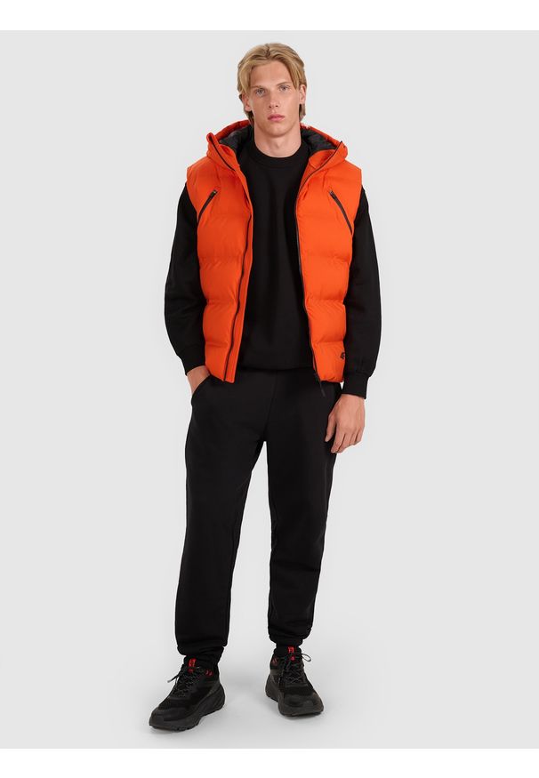 4f - 4F Bezrękawnik puchowy z wypełnieniem syntetycznym męski - pomarańczowy M. Okazja: na co dzień. Typ kołnierza: kaptur. Kolor: pomarańczowy. Materiał: syntetyk, puch. Długość rękawa: bez rękawów. Długość: długie. Styl: klasyczny, casual, sportowy