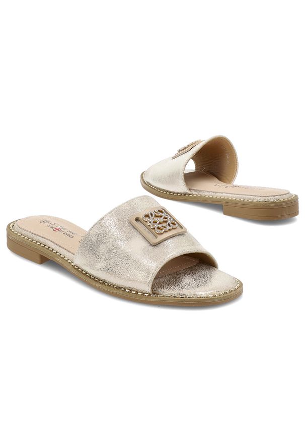 Złote Klapki S.Barski Obuwie Damskie Na Płaskiej Podeszwie. Okazja: na co dzień. Kolor: złoty. Materiał: skóra. Wzór: aplikacja, ażurowy. Sezon: lato. Obcas: na płaskiej podeszwie. Styl: casual, elegancki