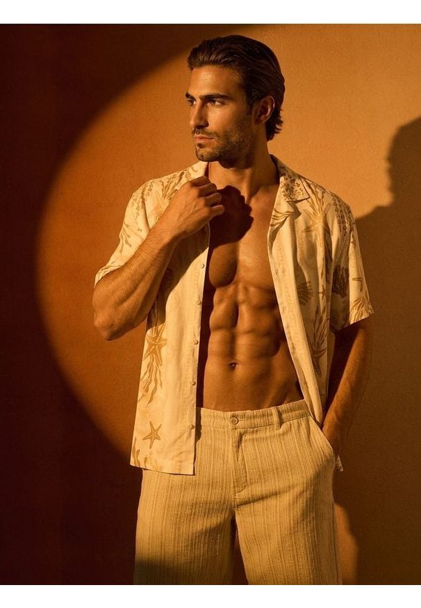 Sinsay - Wiskozowa koszula z motywem morskim - kremowy. Kolor: kremowy. Materiał: wiskoza