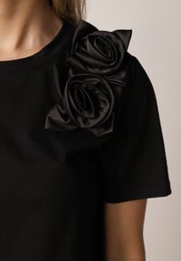 Born2be - Czarny Klasyczny T-shirt z Bawełny Zdobiony Aplikacją 3D w Kształcie Kwiatów Noebel. Okazja: na co dzień. Kolor: czarny. Materiał: bawełna. Wzór: kwiaty, aplikacja. Styl: klasyczny #6