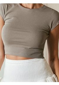 Sinsay - Bawełniana koszulka basic - beżowy. Kolor: beżowy. Materiał: bawełna