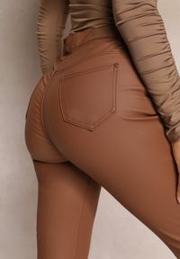Renee - Brązowe Casualowe Spodnie Skinny o Modelującym Fasonie Elovi. Okazja: na co dzień. Kolor: brązowy. Styl: casual #3