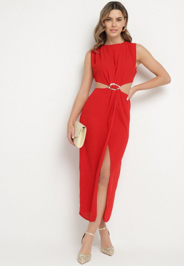 Born2be - Czerwona Sukienka Rozkloszowana z Wycięciami w Talii z Metaliczną Ozdobą Galetia. Kolor: czerwony. Wzór: aplikacja. Styl: klasyczny, elegancki