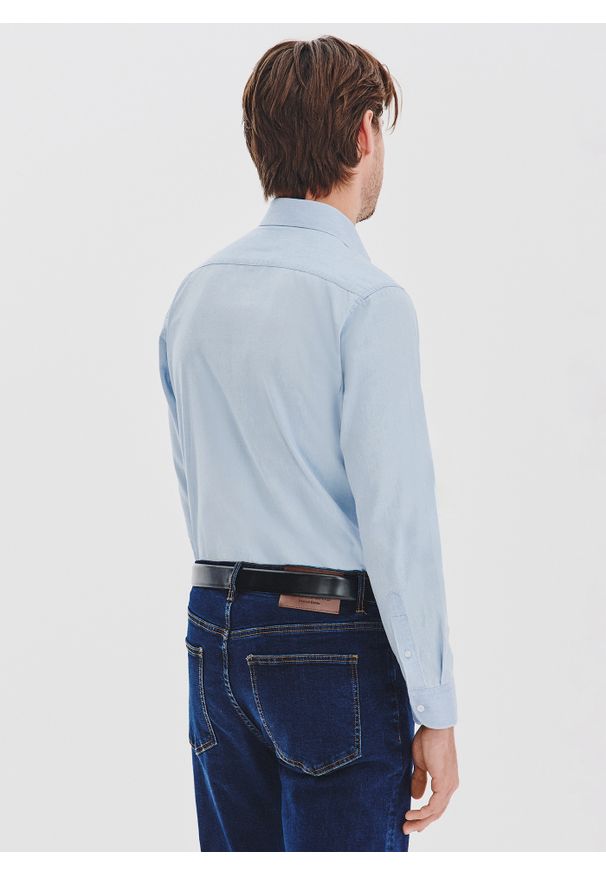 Pako Lorente - PAKO LORENTE - Jasnoniebieska koszula jeansowa. Typ kołnierza: kołnierzyk włoski. Kolor: niebieski. Materiał: jeans. Długość rękawa: długi rękaw. Długość: długie. Wzór: gładki